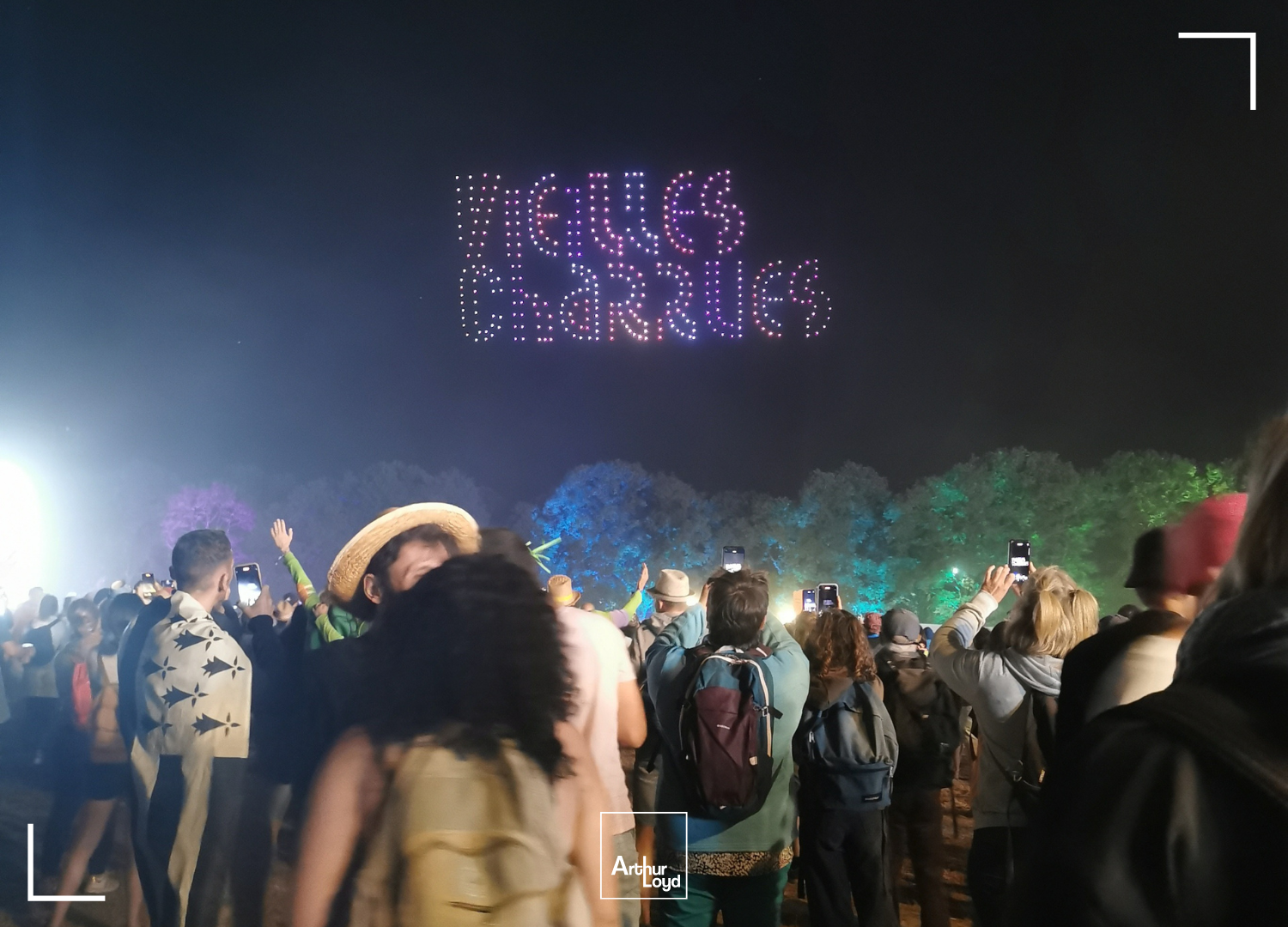 Drônes formant les mots "Vieilles Charrues" dans le ciel lors du Festival des Vieilles Charrues à Carhaix