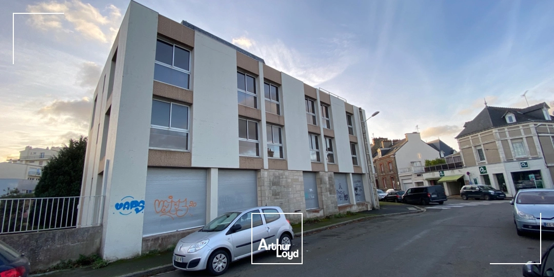 Immeuble de bureaux à vendre dans le quartier Saint Michel de Saint Brieuc dans un environnement verdoyant